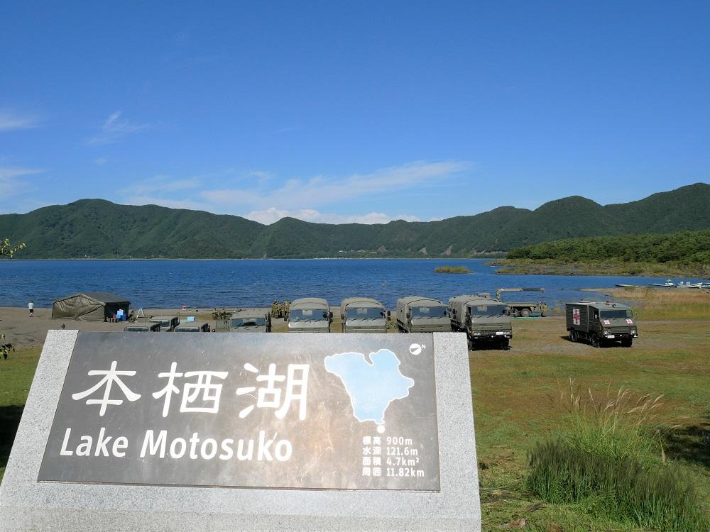 まずは近くの本栖湖へ。