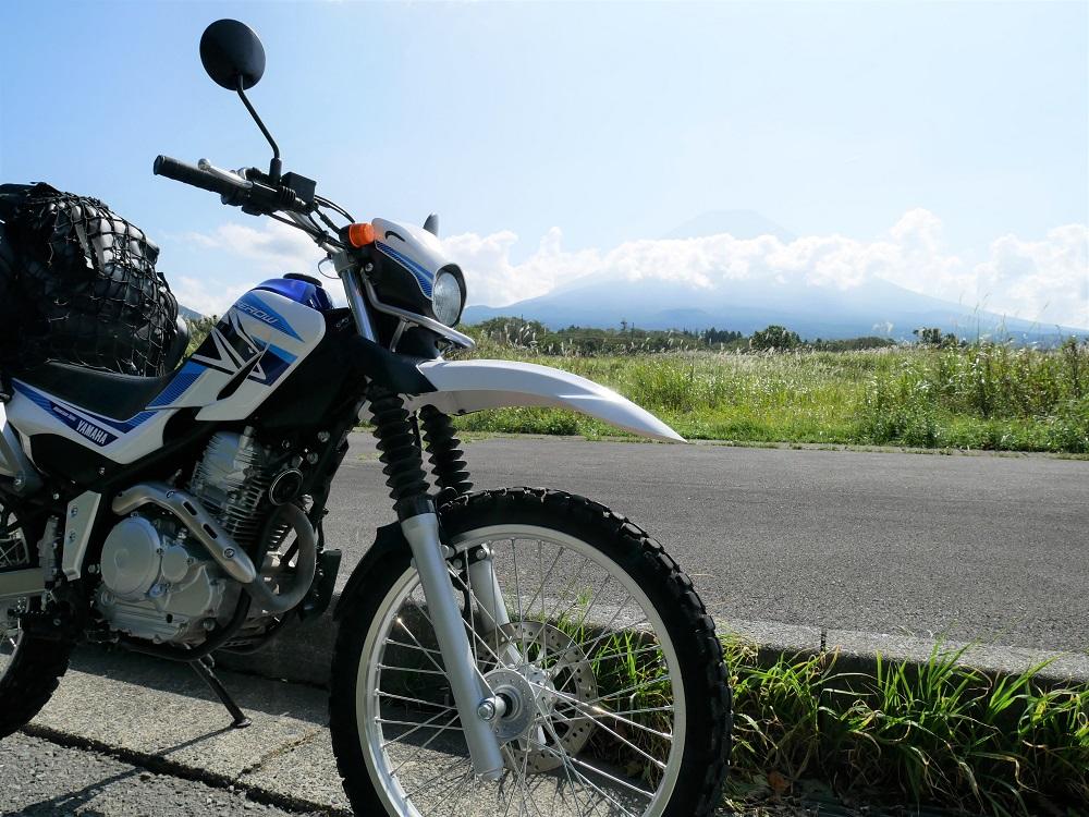 そして朝霧高原を横目に、チラッと富士山！