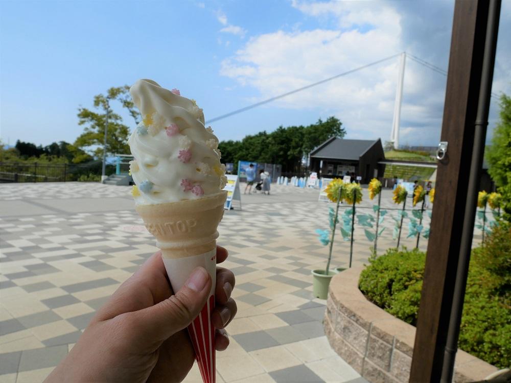日本一大きな吊り橋を遠目に眺めながら、星のソフトクリームをいただきました♪