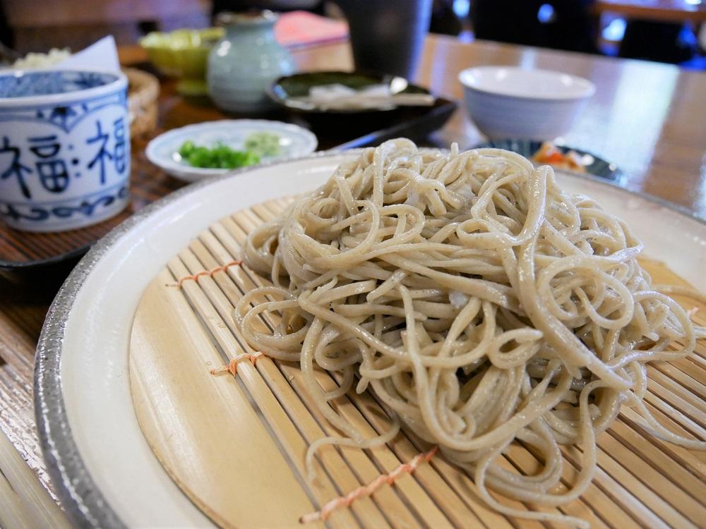 ここのお蕎麦は一口目をそのままで、二口目はお塩で、そのあとはおつゆでいただきます。