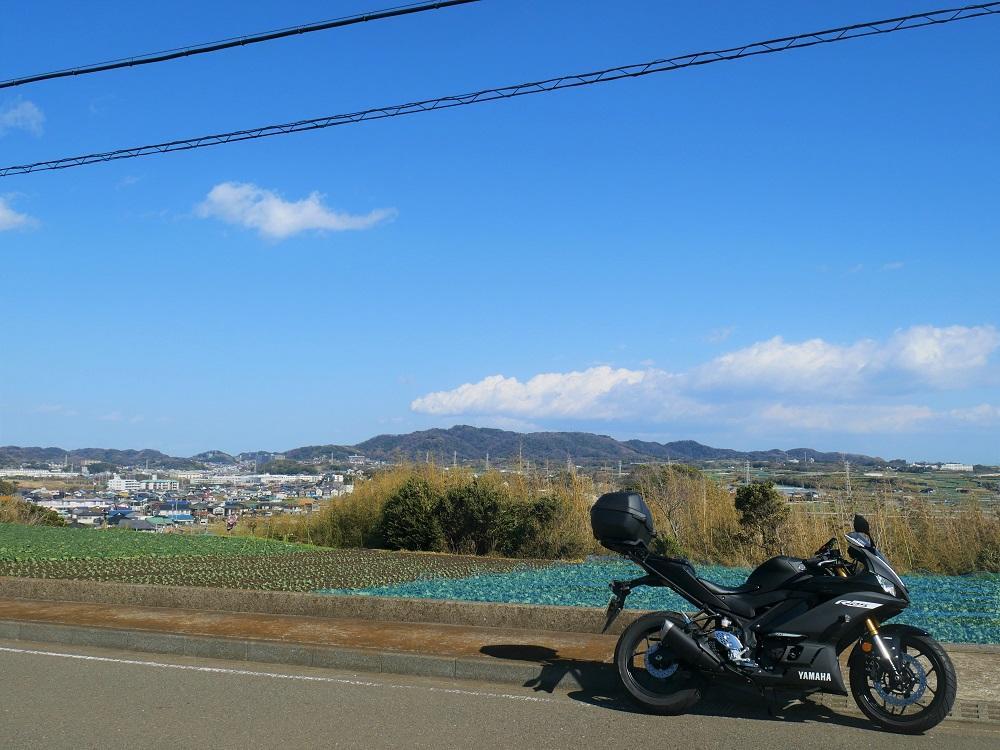 そして畑と青空のコントラストがとてもキレイな道を走ること約20分。