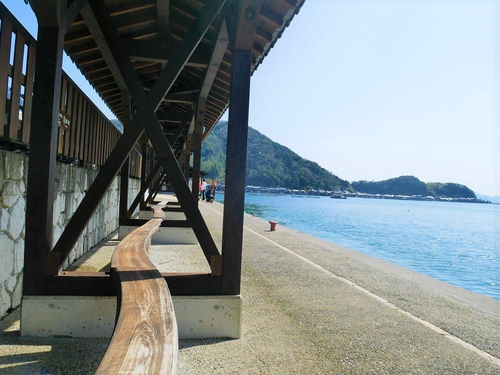 海を見ながら一休みできるベンチや・・・ 
