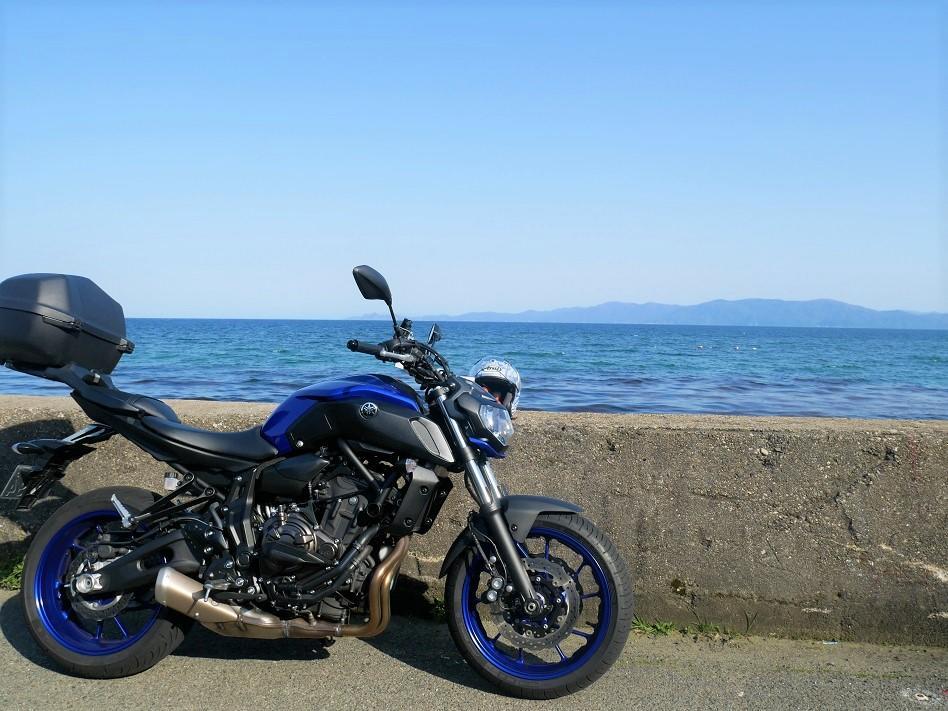 再び海の横を走ります。 