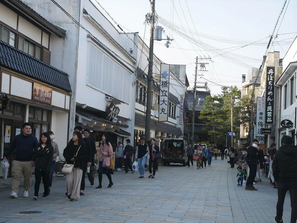 お土産屋さんがある通りを散策し・・・ 