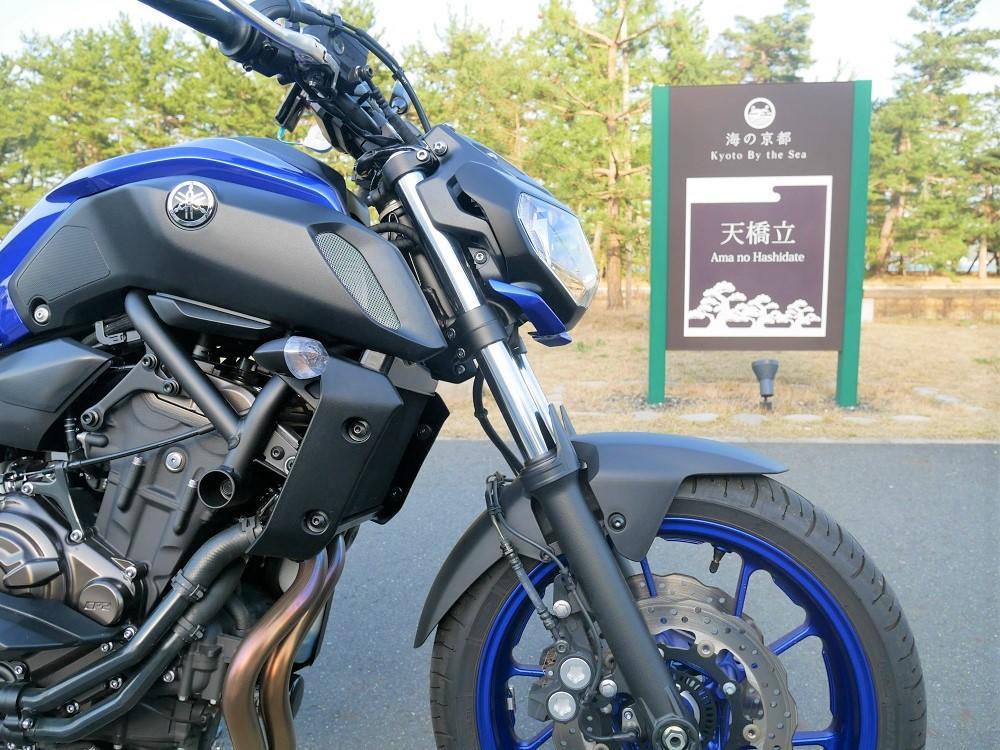 休日はたくさん観光客が来ており、駐車場はどこも満車でしたが、バイクは駐車場の隙間に安く停めさせてもらえます。 