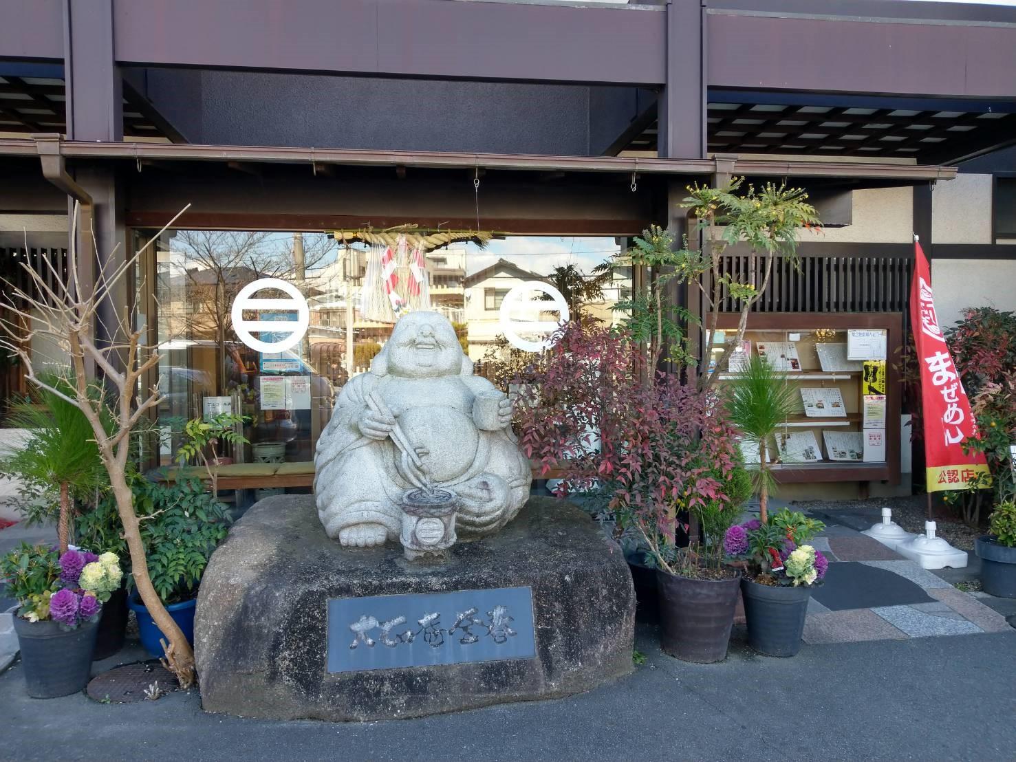 入口には立派な石像が出迎えてくれます。
