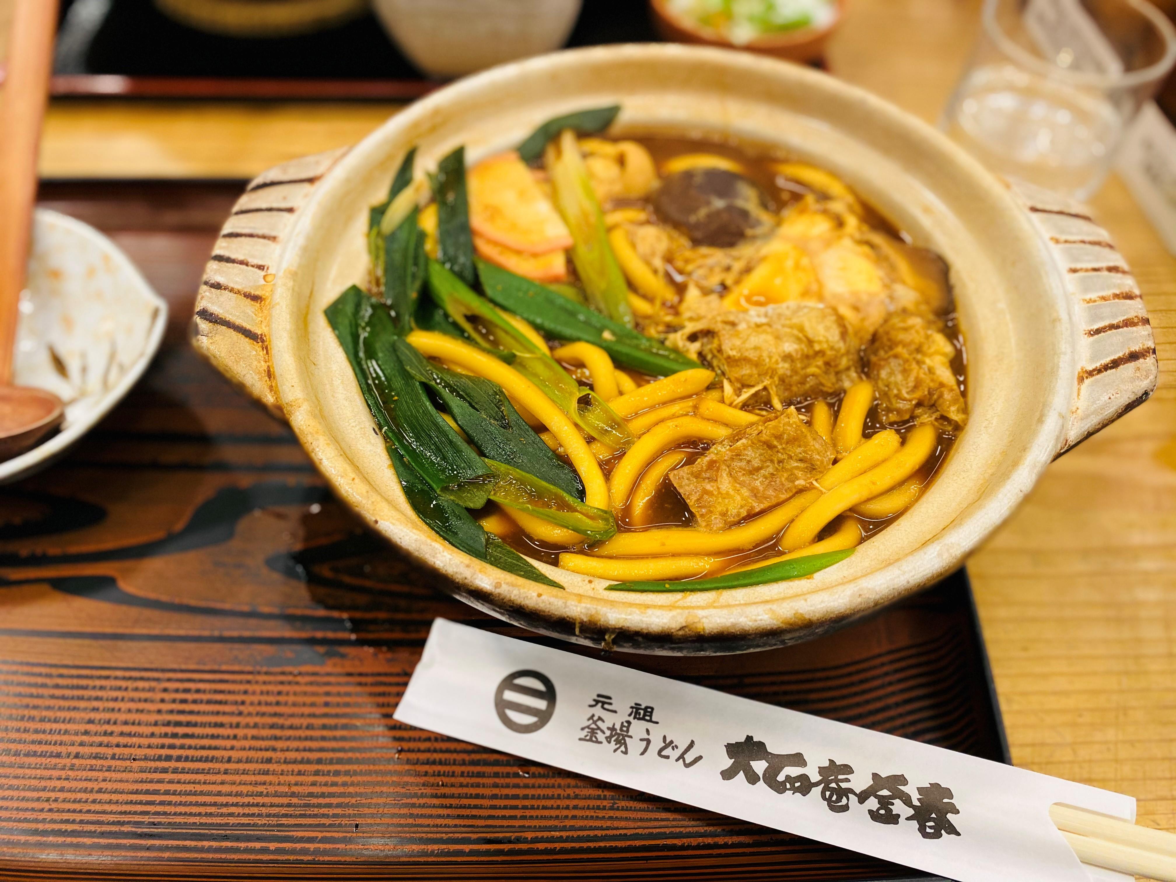 注文はもちろん、味噌煮込みうどん！食べてみると病みつき間違いなし。土鍋で熱いまま出てきますので、やけどにはご注意。ちなみにうどんとごはんをセットで注文するのはセオリー。信じられないかもしれませんが、炭水化物×炭水化物のコラボ＝激ウマという訳です。