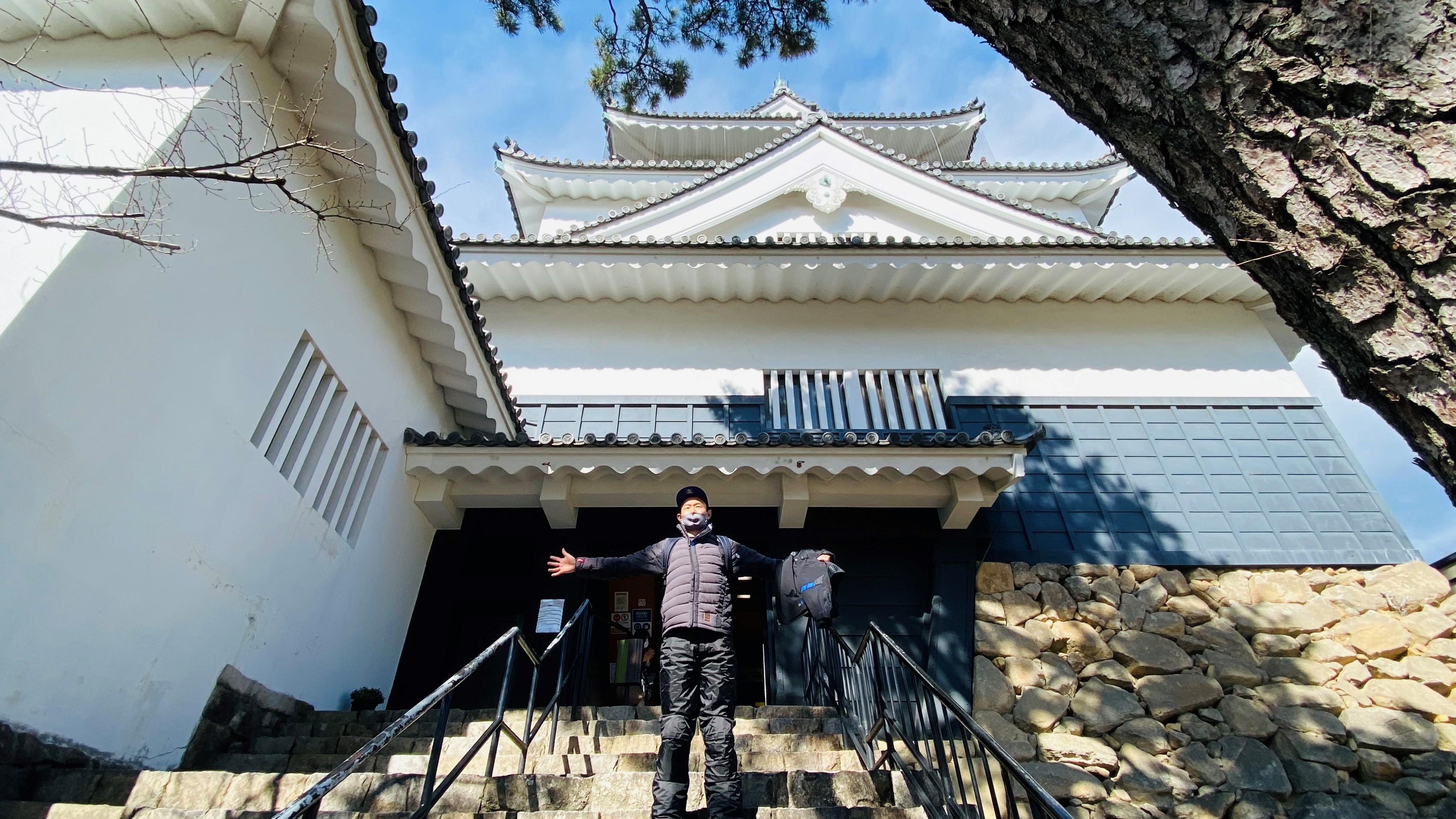 岡崎城を満喫し、パワーを頂戴した気持ちです。写真は全身でパワーを集めるの図です。
