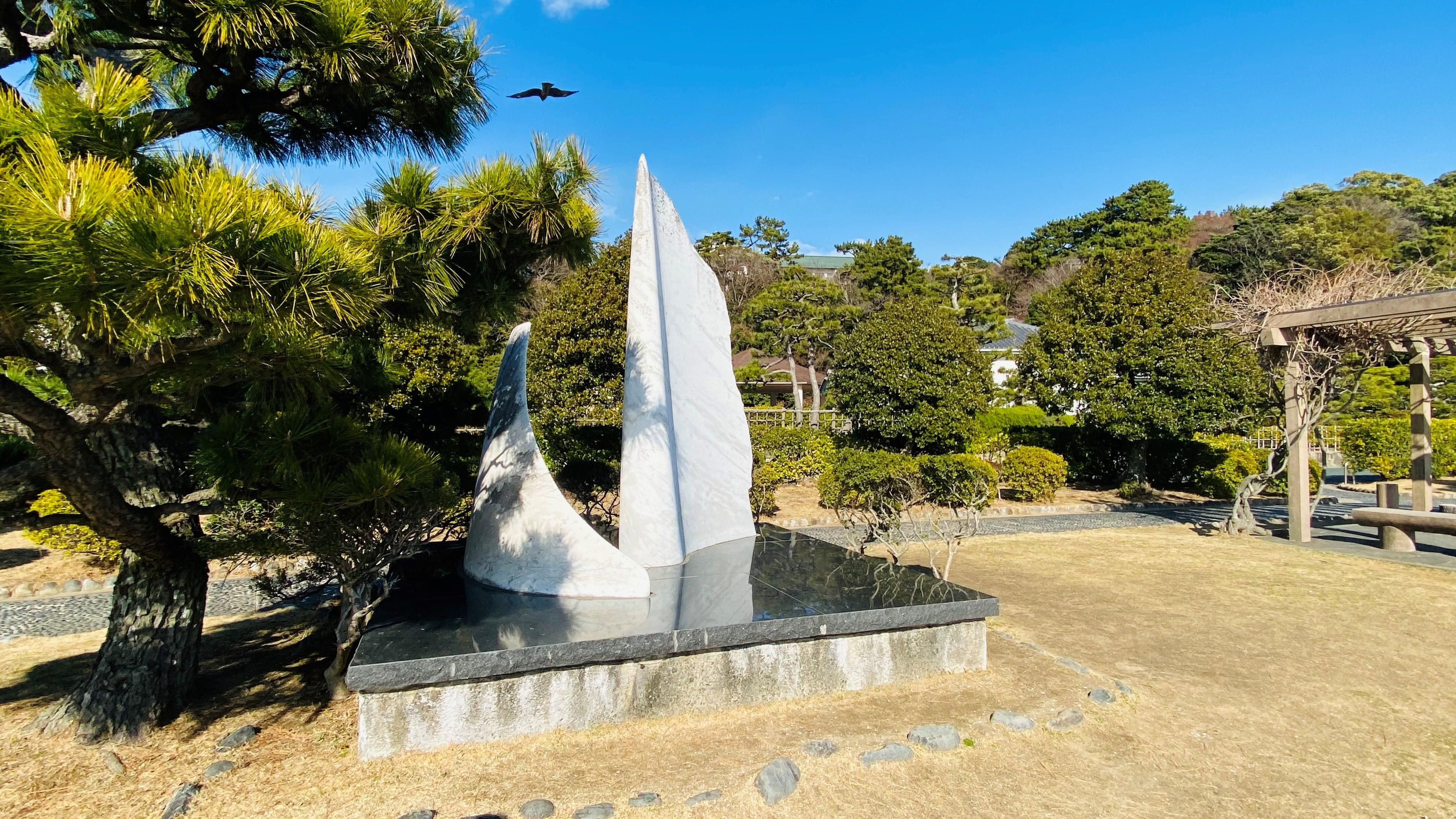この石碑のきれいな床面が空に反射するので、カメラレンズを近づけて撮影すると・・・