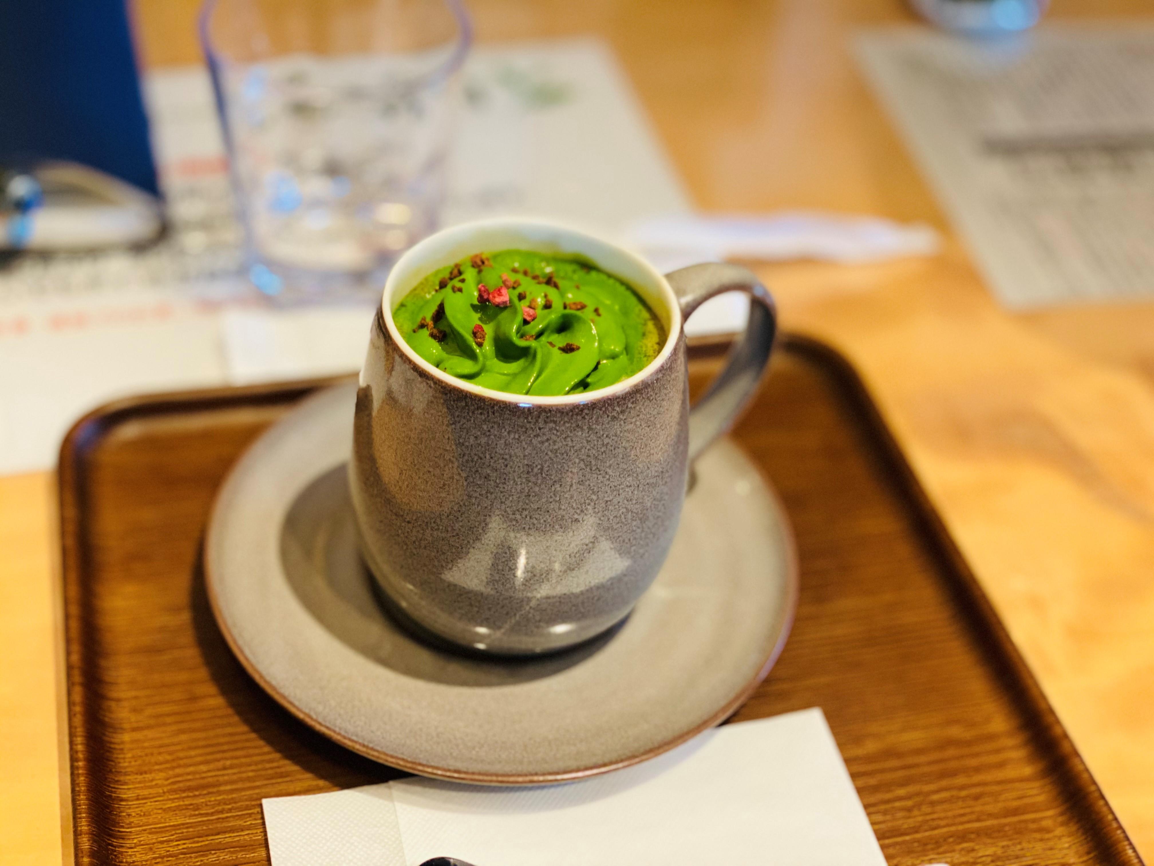 こちらは抹茶ラテ。緑の色合いが濃いですよね！