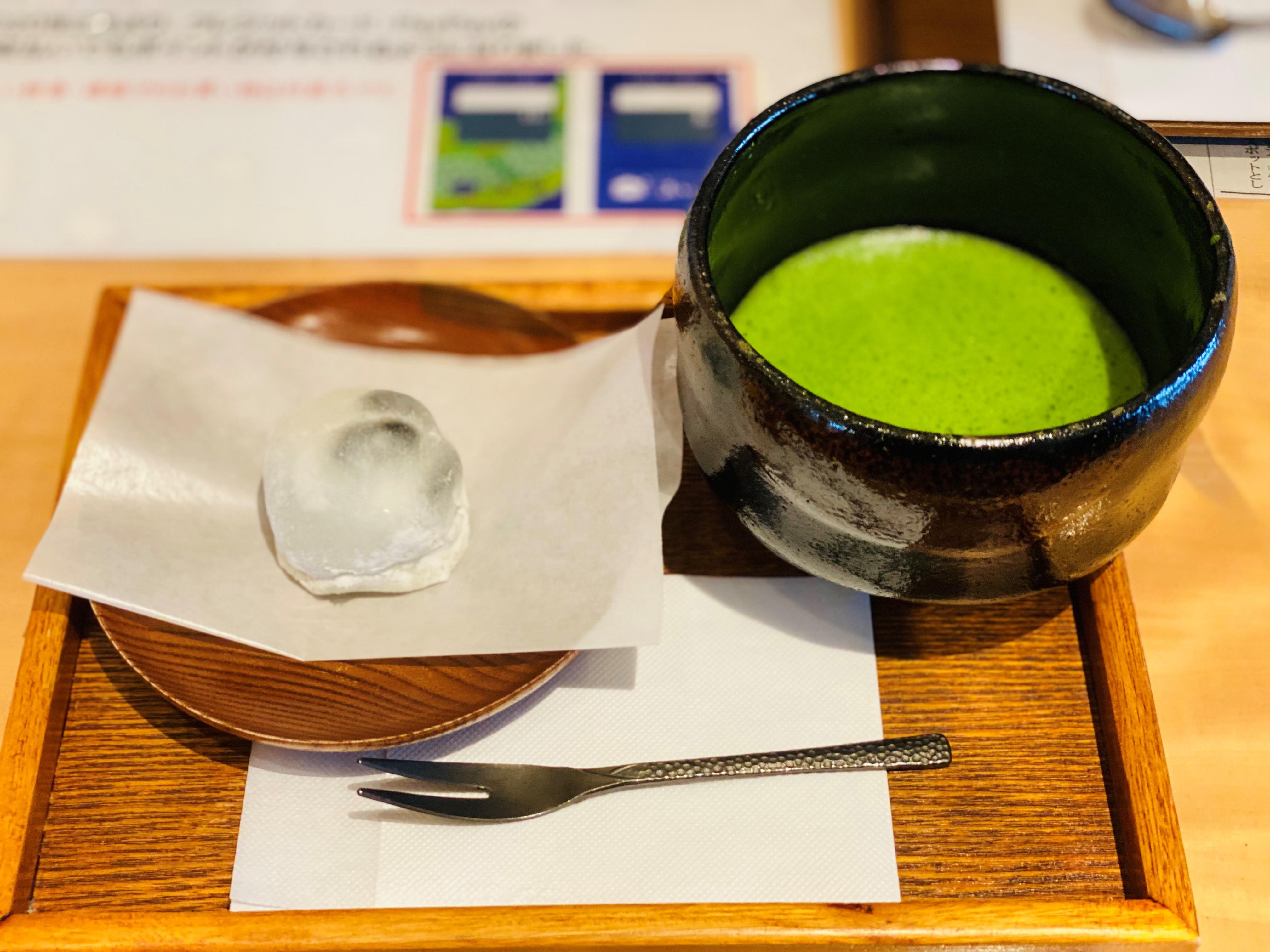 こちらはお抹茶に大福のセット。落ち着いた店内の雰囲気と美味しい抹茶グルメでほっこりできました