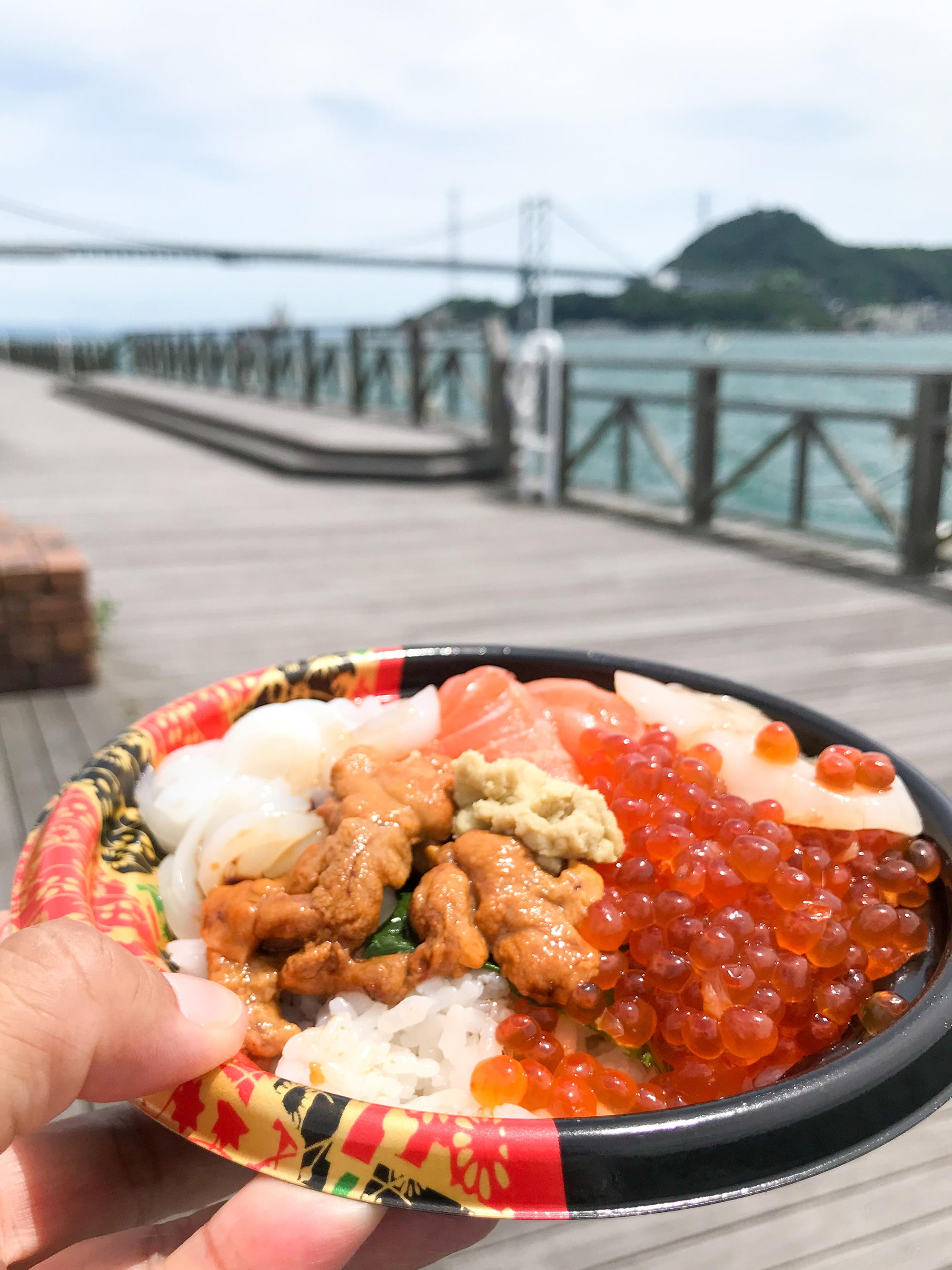 先ほど渡ってきた関門橋を眺めながらいただきます