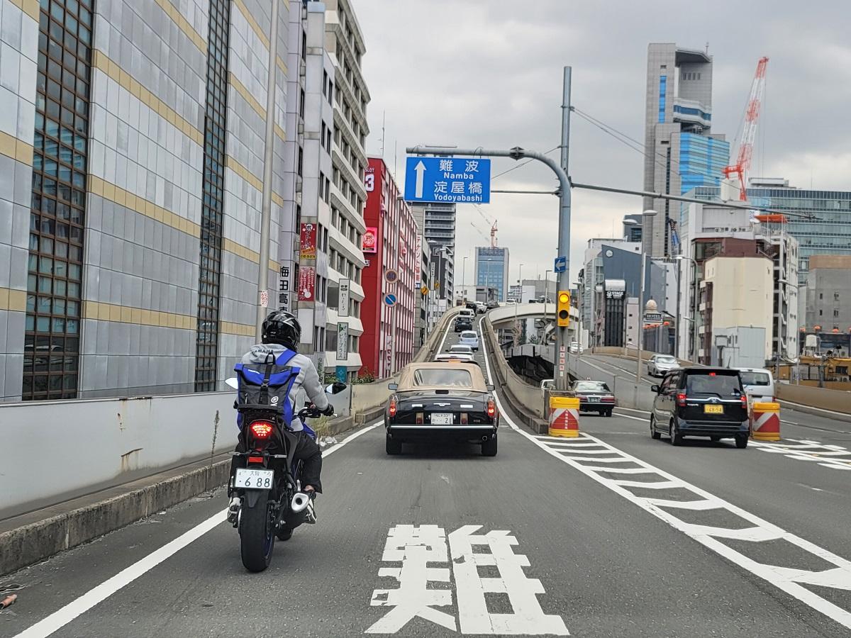 街中は高架橋が上下左右