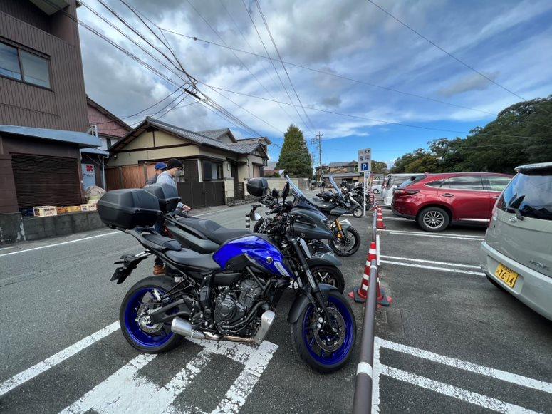 平日にも関わらず駐輪場はバイクでいっぱいでした