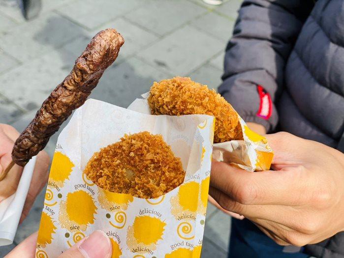 松坂牛メンチカツと牛串焼きで乾杯