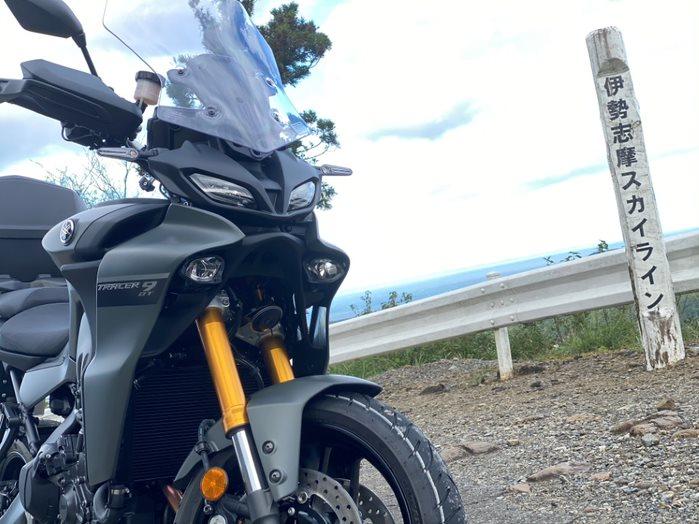 山頂までの間に何箇所か撮影スポットがあるのでバイクと一緒に1枚パシャリ！
