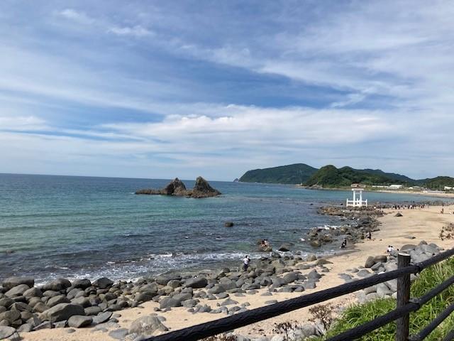 岸から約150メートルの沖合に仲良く並んだその姿は、縁結びや夫婦円満のシンボルとなっています。
