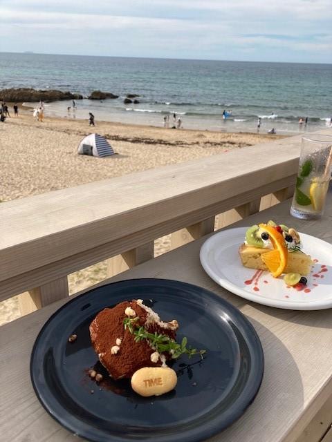 海を見渡せるお洒落なテラス席へ。イタリアンティラミスと季節のフルーツタルトケーキをいただきます。