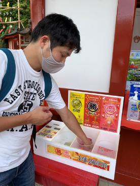 男3人で「恋運みくじ」を引くことに