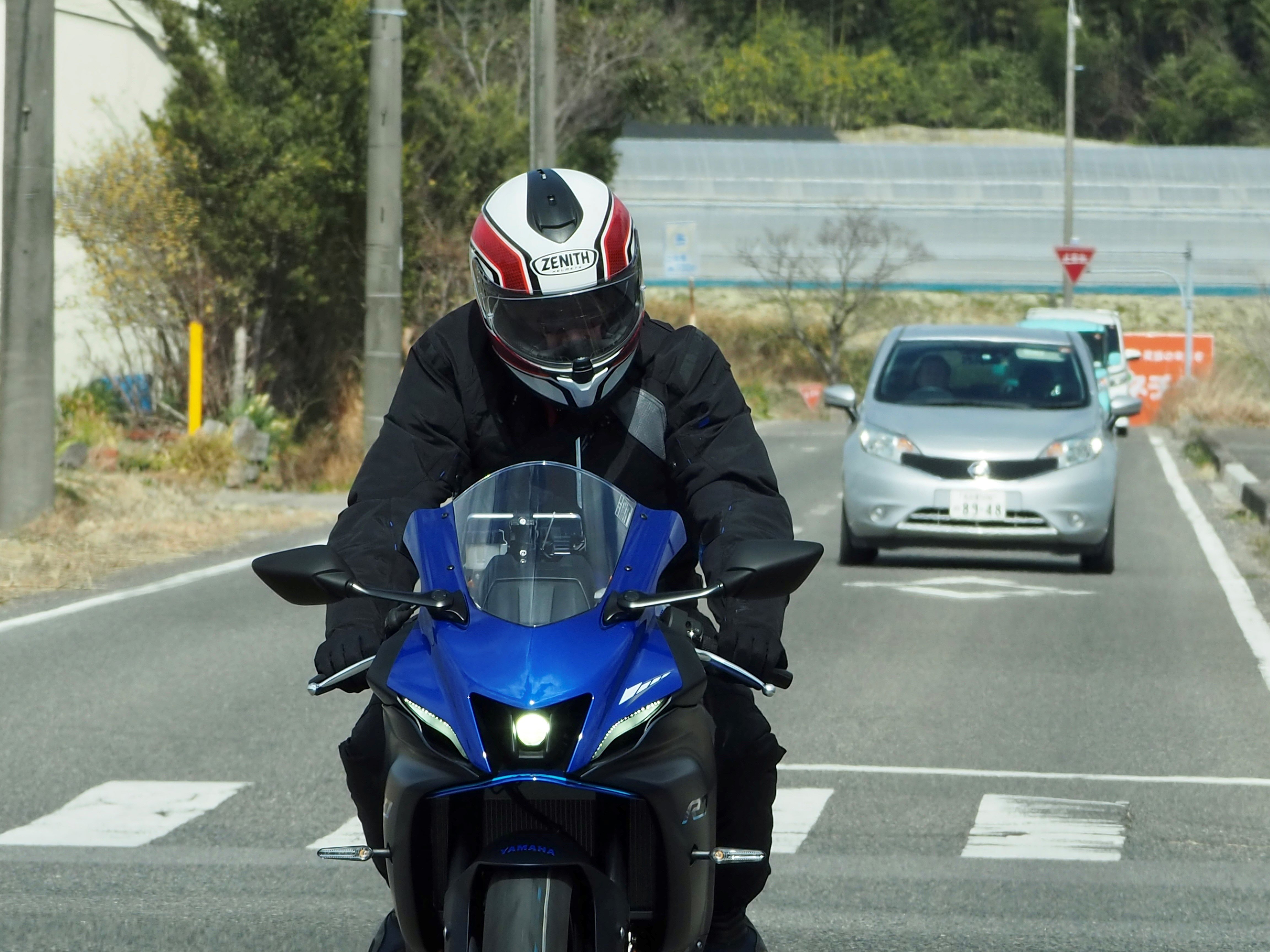 道中は見通しの良い道が多いですが、一時停止や信号のない交差点もあり、少し休憩しながら安全運転を心がけ進みます。