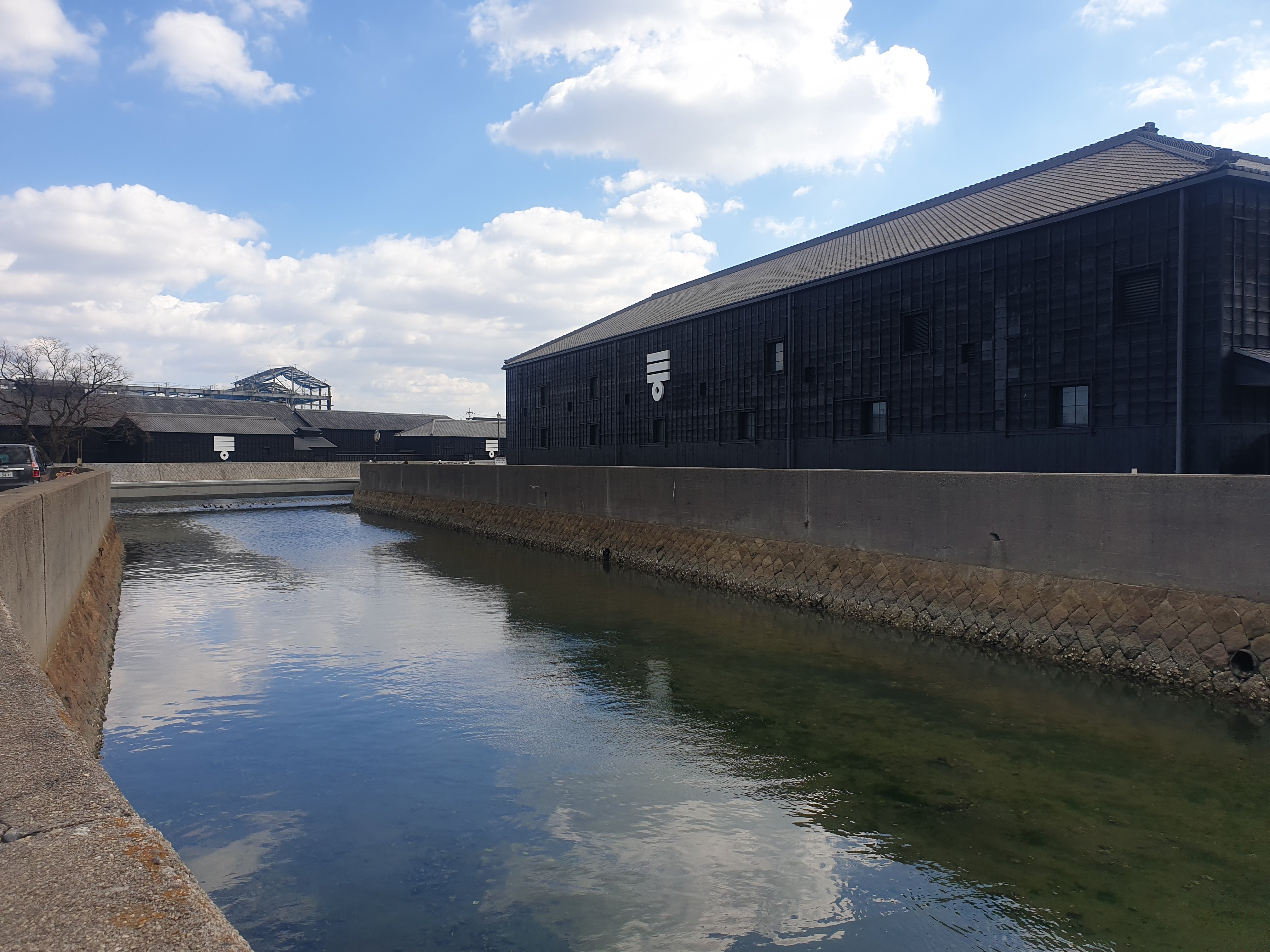 少し進むと、運河沿いに佇む黒塗りの建物MIM（MIZKAN MUSEUM）あらわれました。