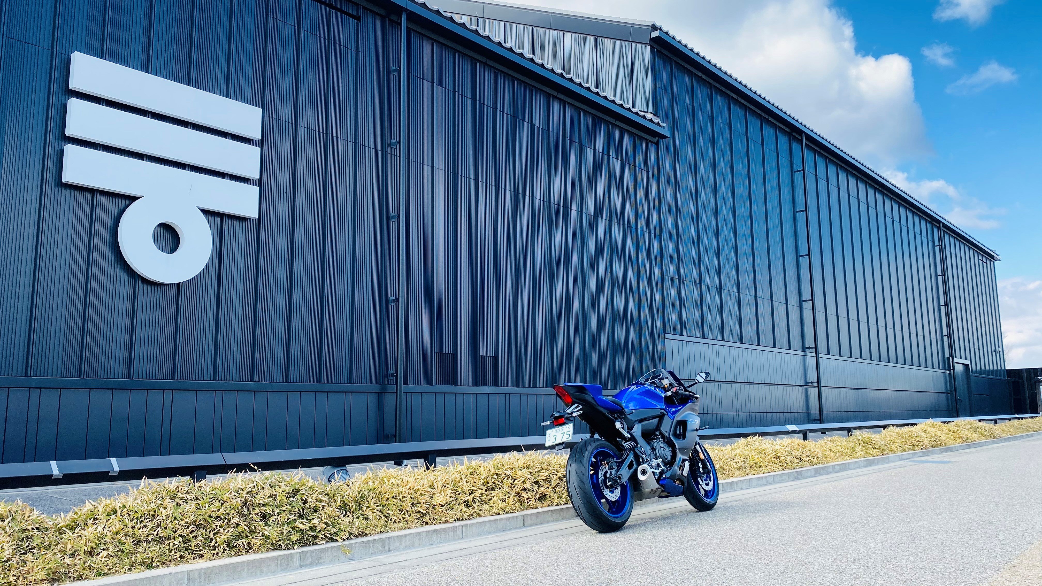 こうしてYZF-R7を眺めると、歴代Rシリーズの中でも非常にスリムで、シート高のわりに足つき性が良いことに納得です。