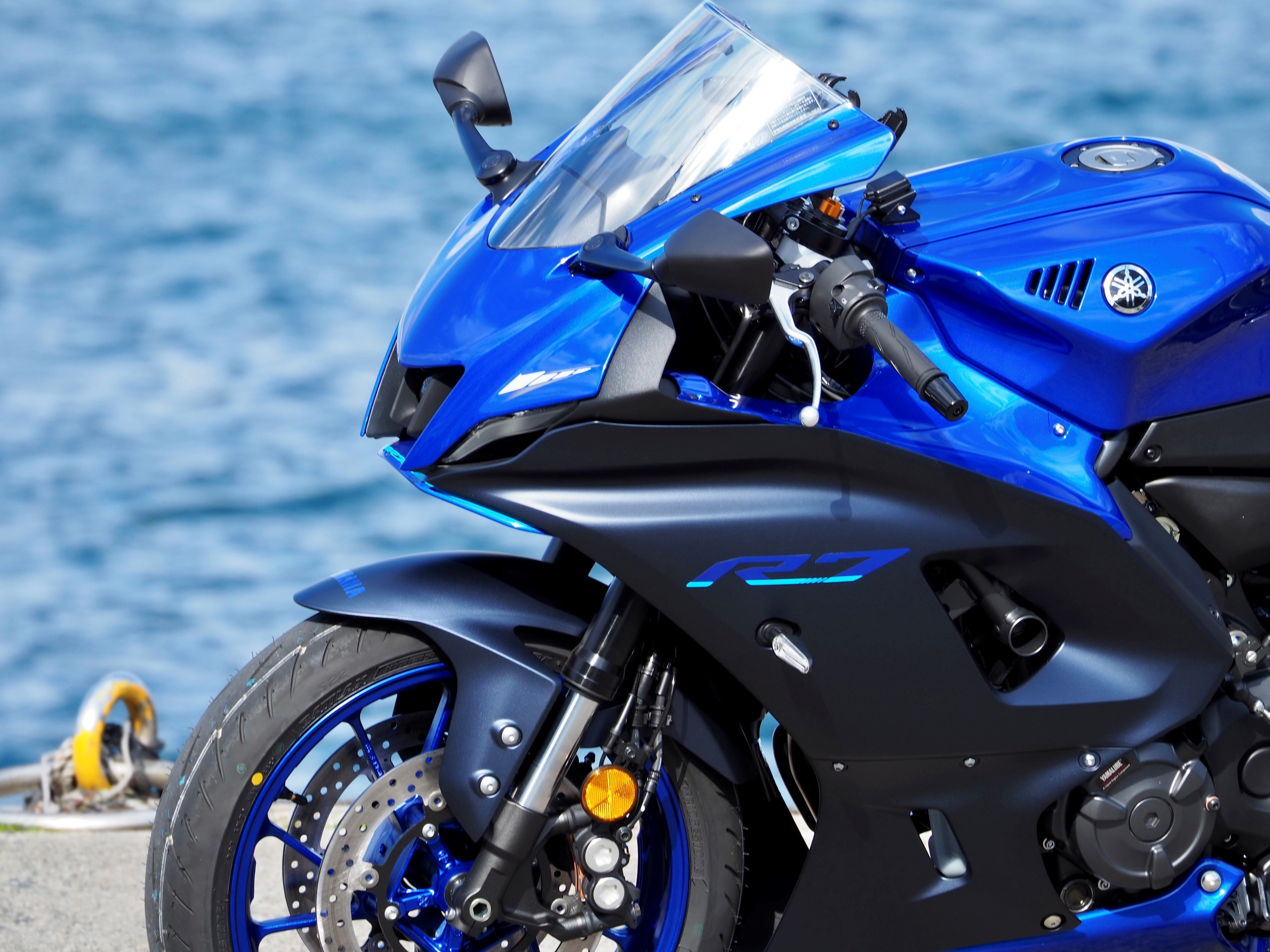 海のブルー！空のブルー！YZF-R7のヤマハブルー！爽快です。