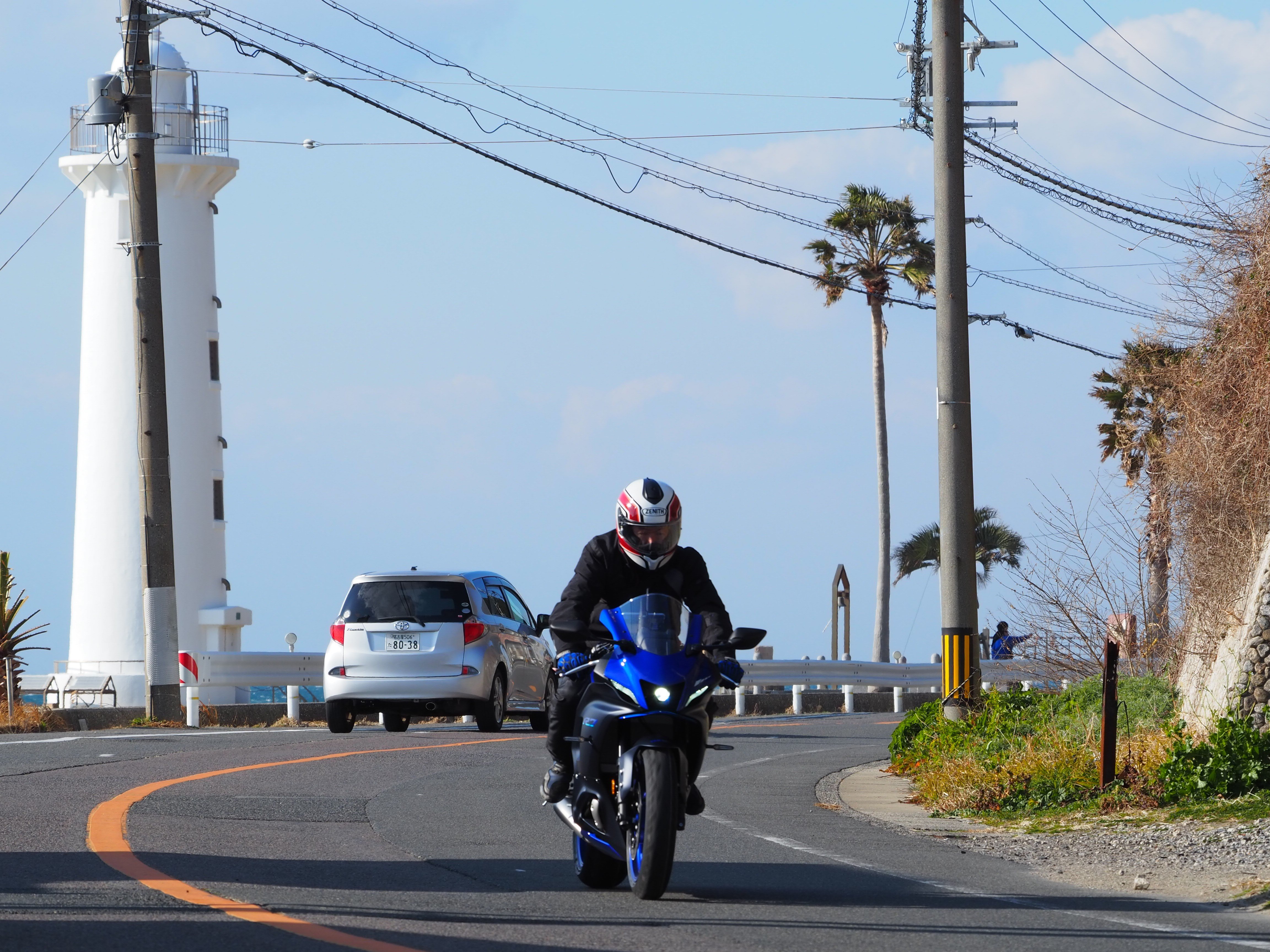 綺麗な白い灯台は野間崎灯台。すぐ前には駐車場もあります。