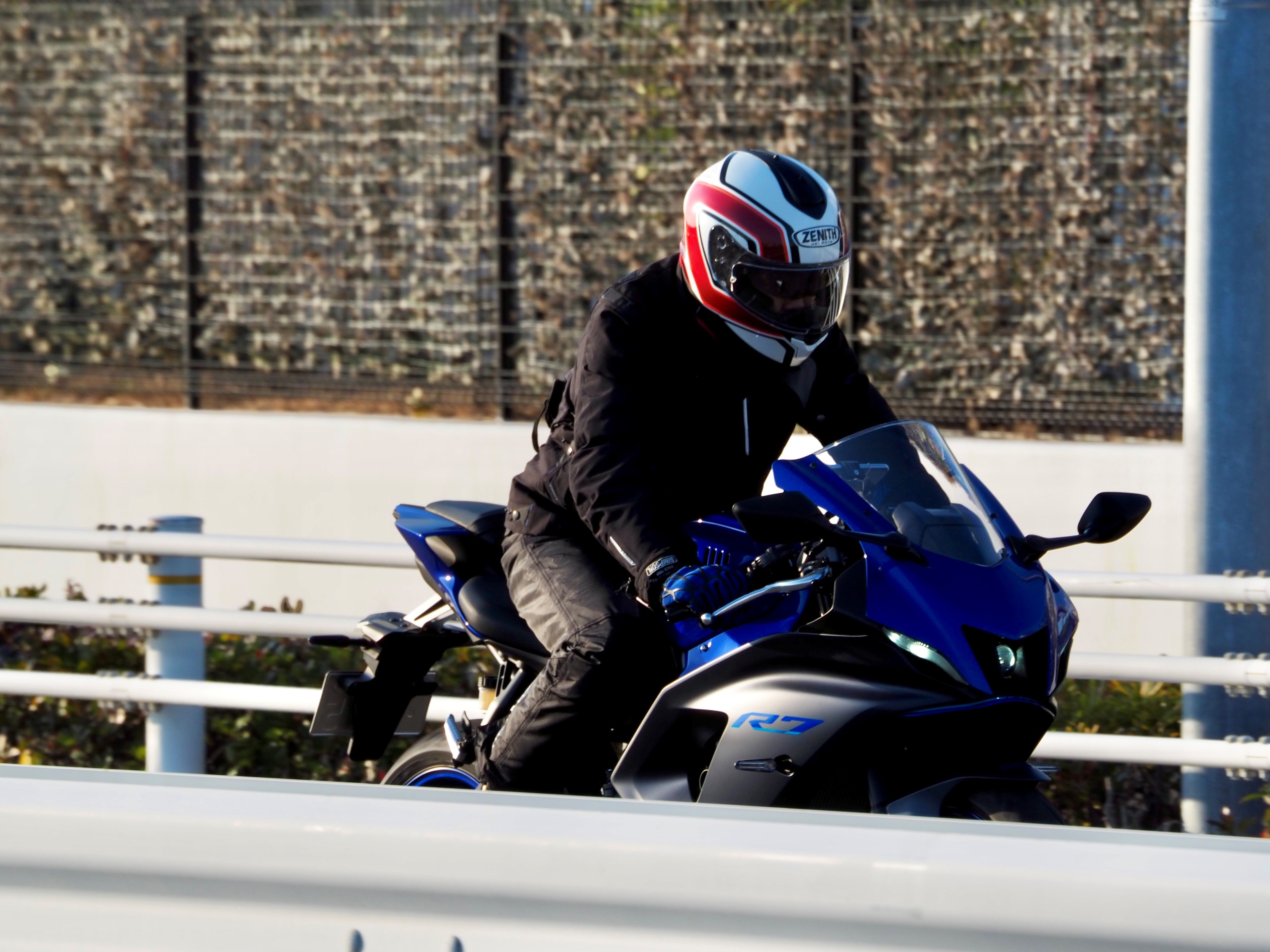 スポーツライディング向けフルフェイスで、快適性を高める装備が充実したヘルメットです。