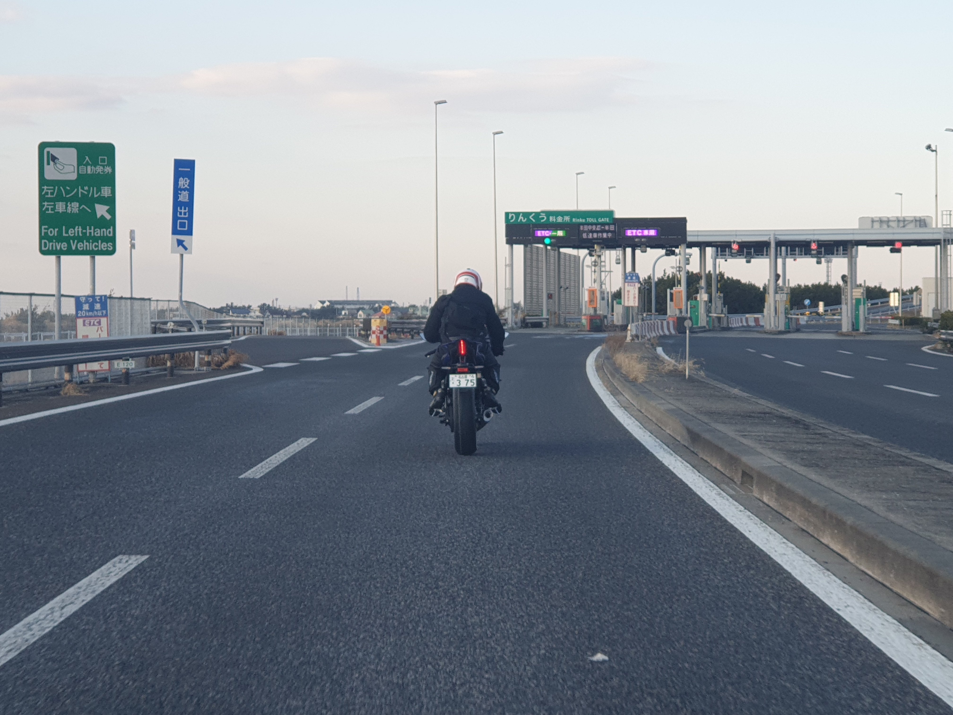 知多半島横断道路のりんくうICより帰路につきます。高速道路に乗る前に、ガソリン残量と所要時間をチェックします。