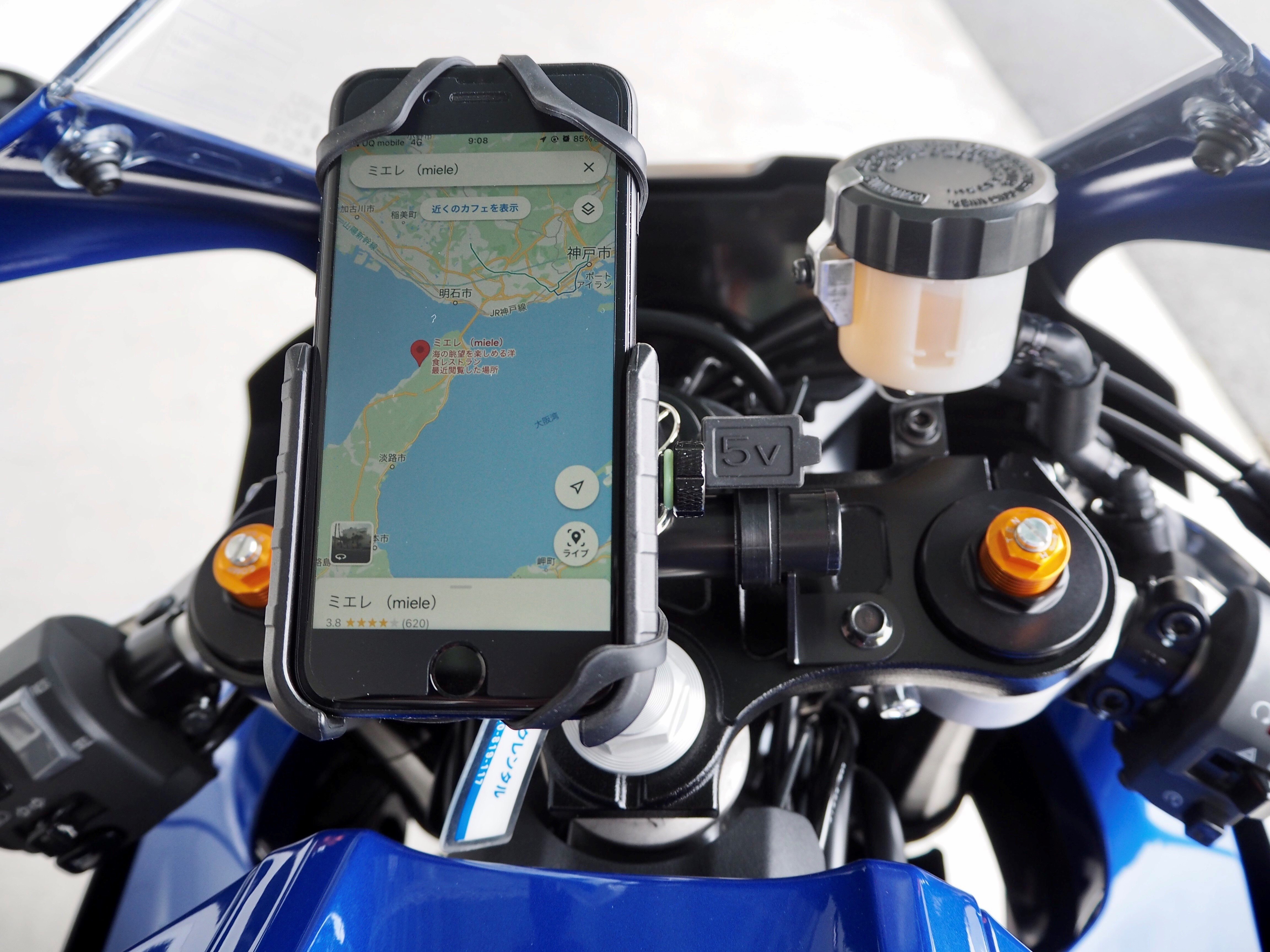 スマホホルダーはレンタルしました。自分のスマホを取り付け、最初の目的地を設定します。