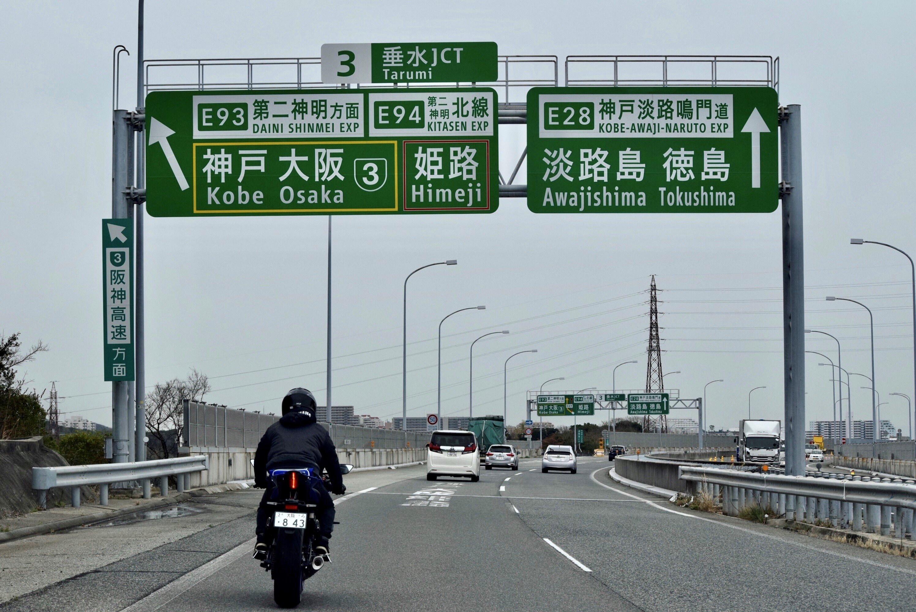 クラッチ操作なしで滑らかなシフトアップを楽しみながら、淡路島方面へYZF-R7を走らせます。