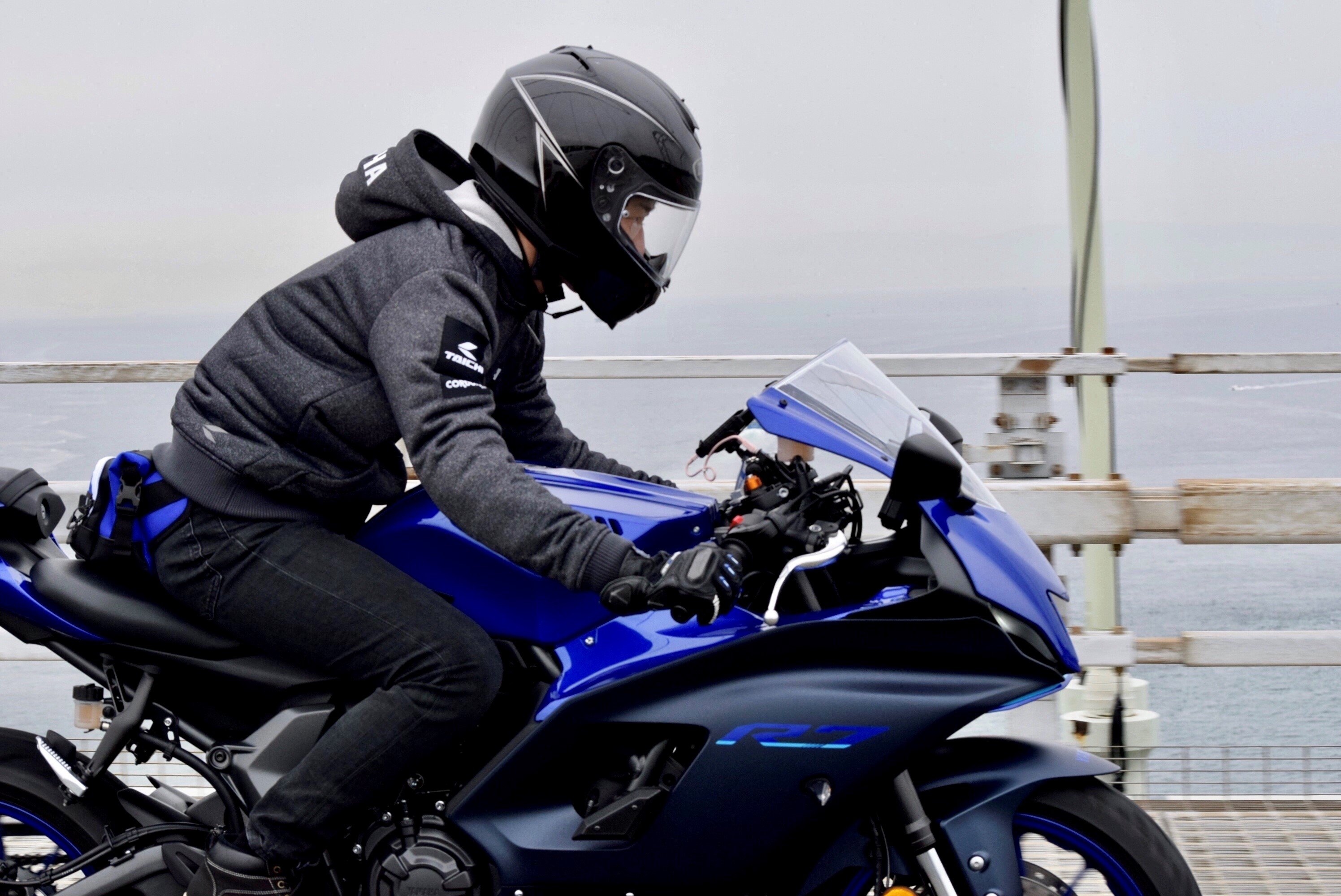 この日の明石海峡大橋は風が少し強めでしたが、フルカウルのYZF-R7は空力特性に優れている為、楽に走行することができました。