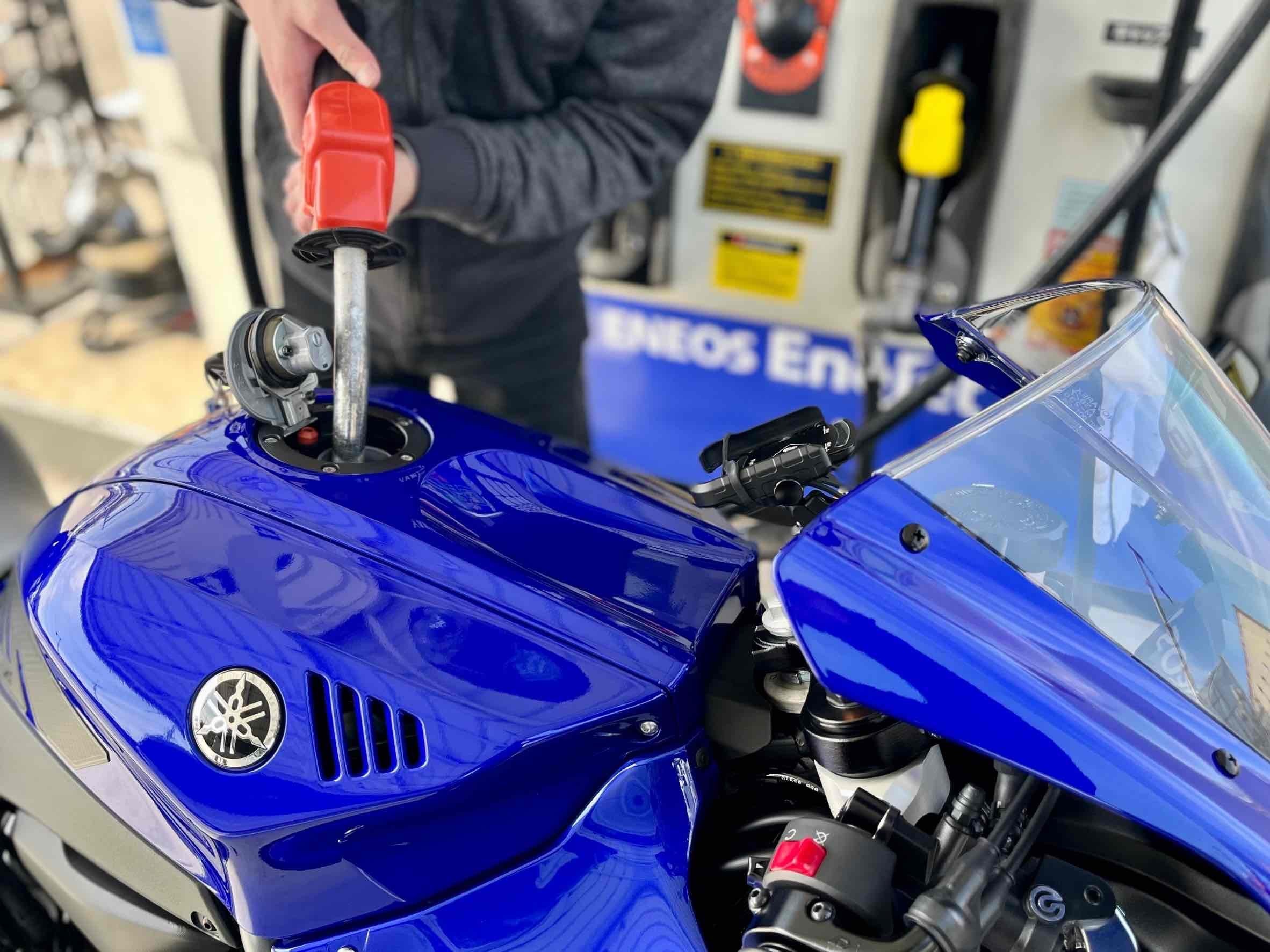 ヤマハ バイクレンタル大阪箕面に車両を返却する前に、ツーリングを満喫した最後はガソリンスタンドで給油します。