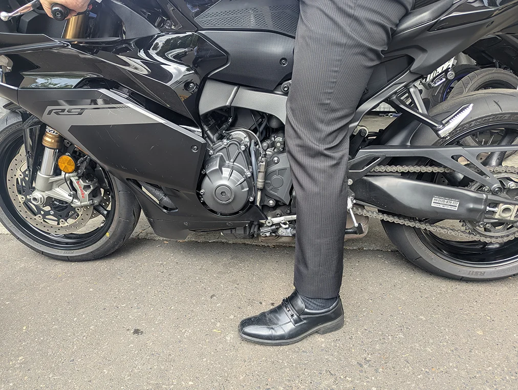 178cmスタッフのYZF-R9足付き