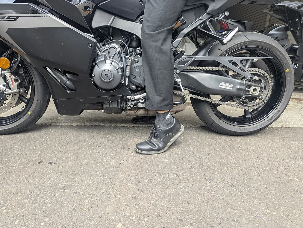165cmスタッフのYZF-R9足付き