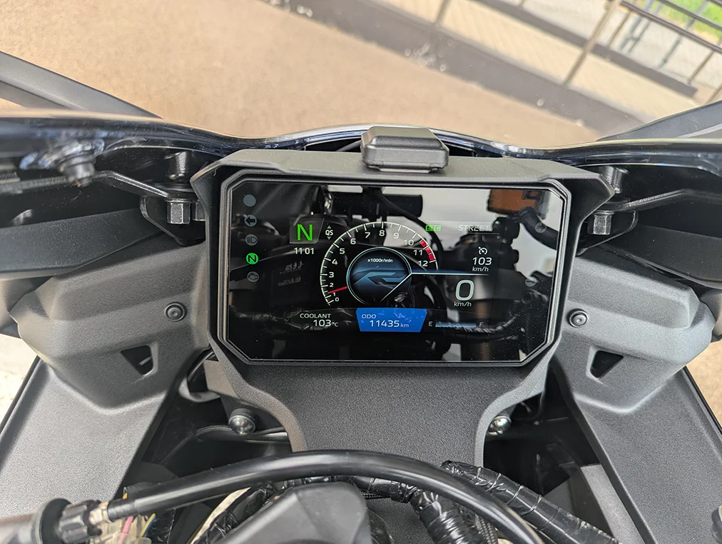 YZF-R9のTFTメーター表示