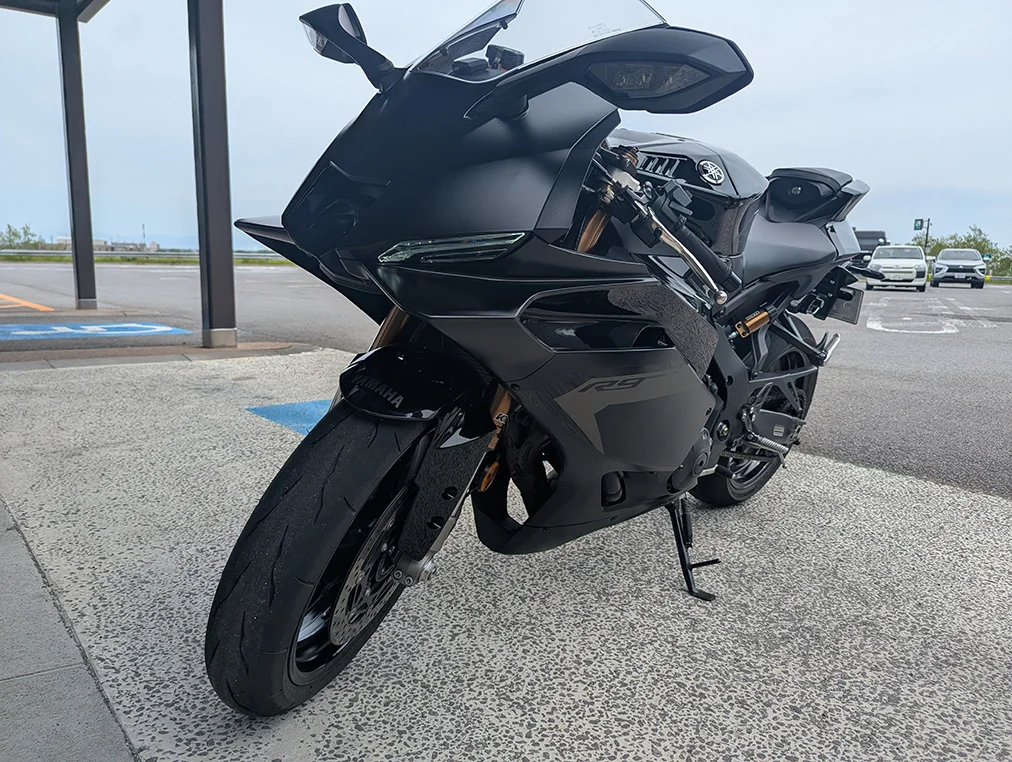 高速道路パーキングエリアに停車するYZF-R9