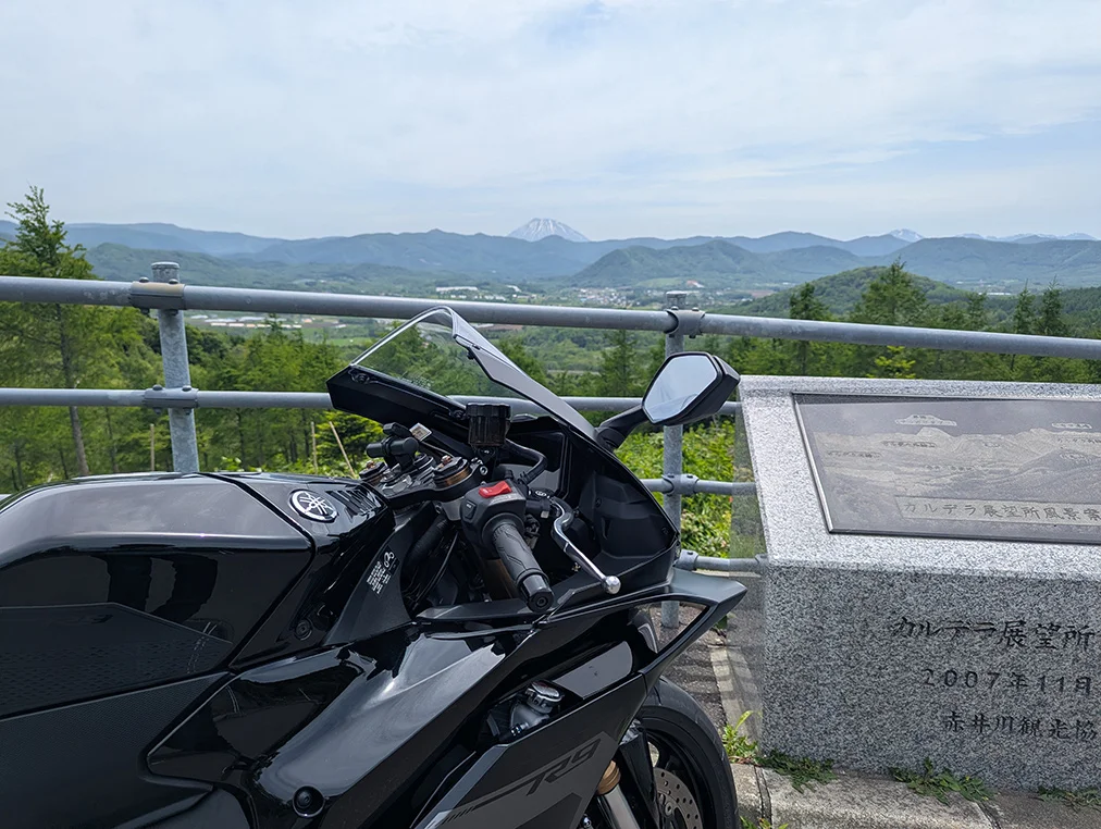 赤井川カルデラ展望所からの景色とYZF-R9