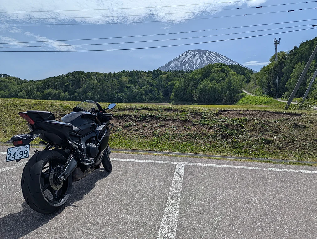 ふきだし公園前のYZF-R9と羊蹄山