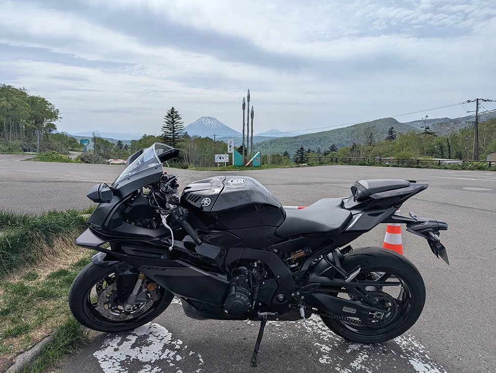 中山峠付近に停車するYZF-R9