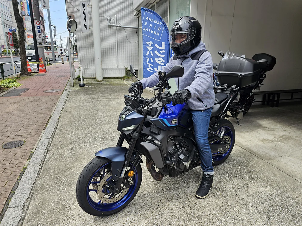 MT-09 Y-AMTで出発する浦崎さん