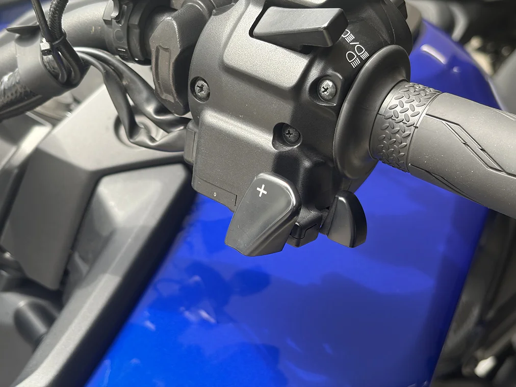 MT-09 Y-AMTのシフトスイッチ（クラッチレバーなし）