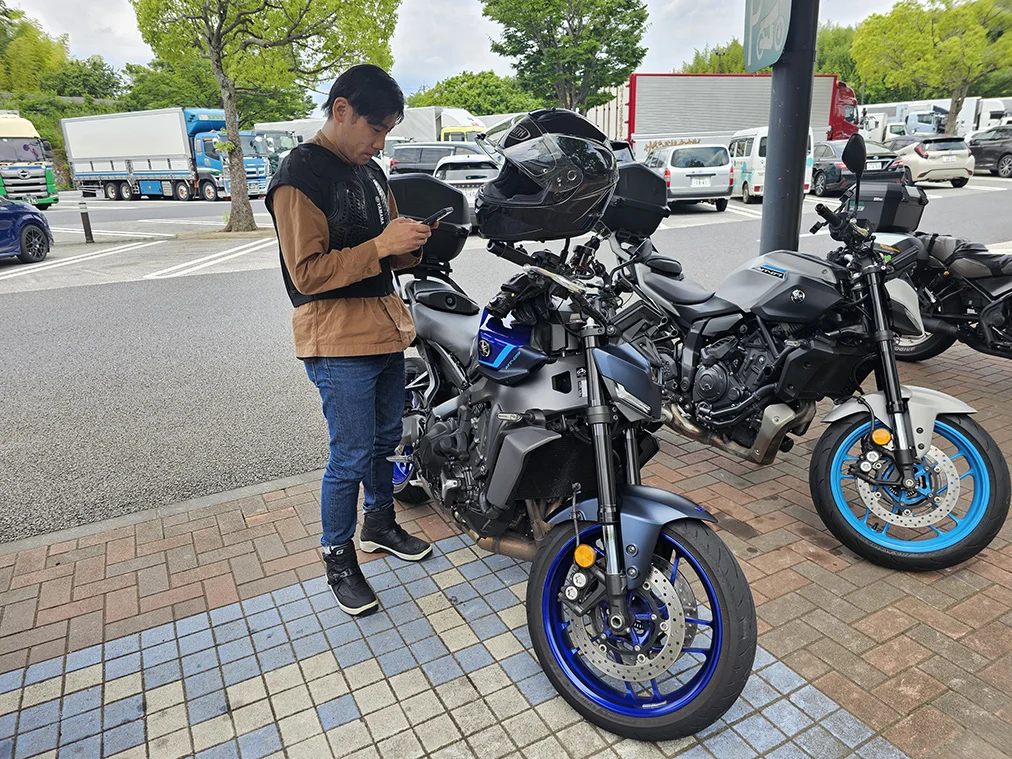 酒々井パーキングエリアに停車するバイク