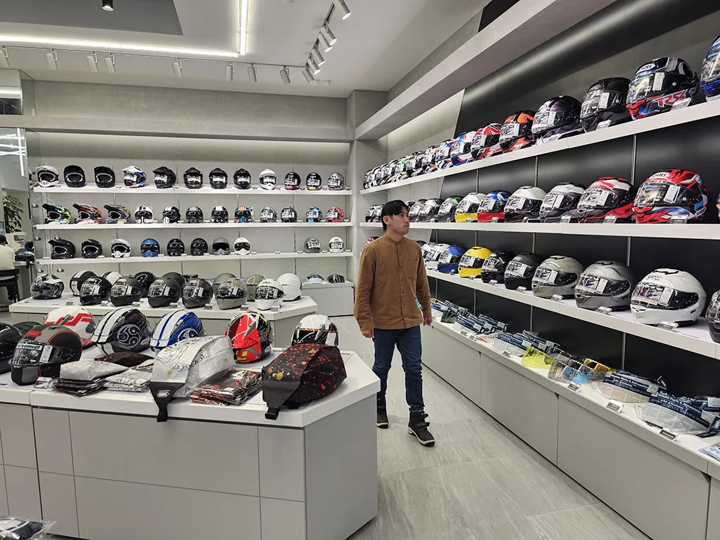 SHOEIヘルメットパーク1階の販売コーナー（ヘルメットの壁）