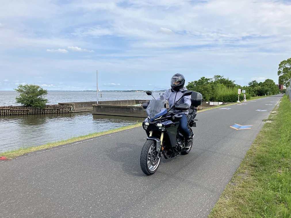 TRACER9 GT+ Y-AMTの走行シーン
