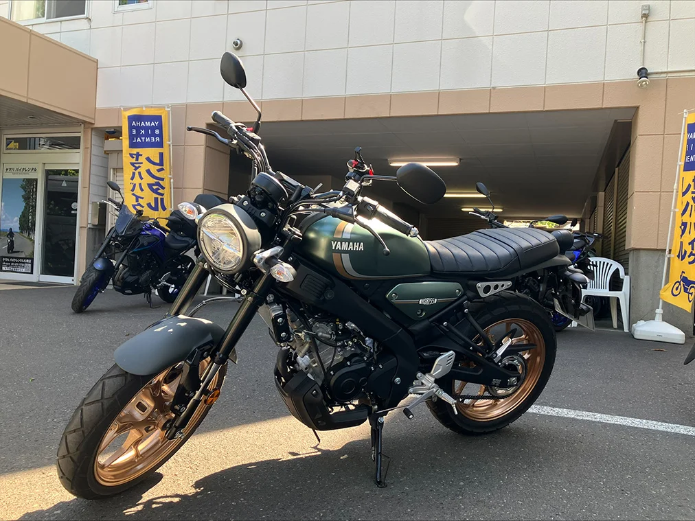 ヤマハ バイクレンタル札幌の店頭に停車するXSR155