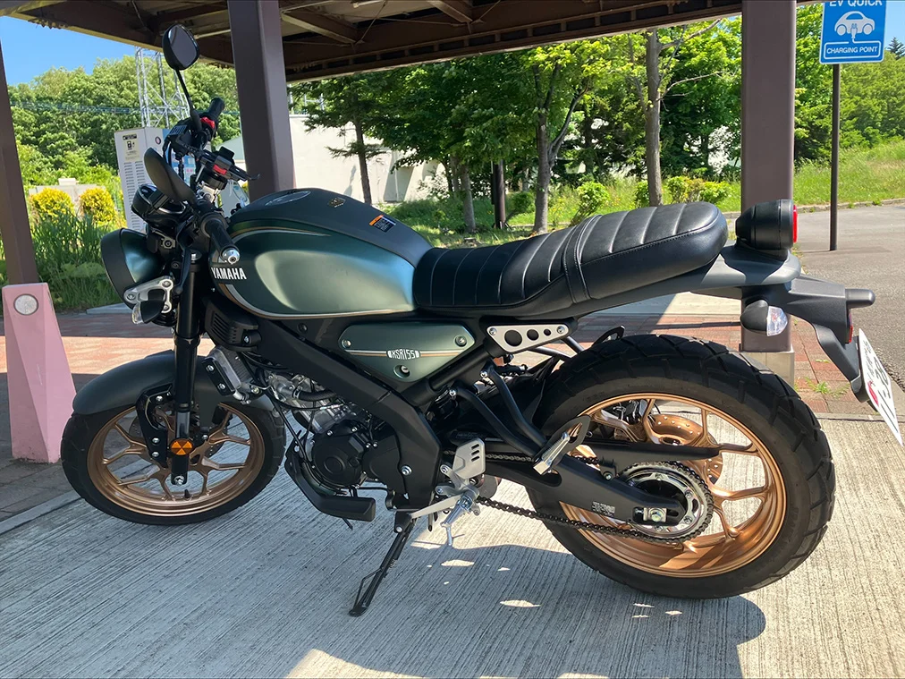 休憩中のXSR155（高速道路SA）