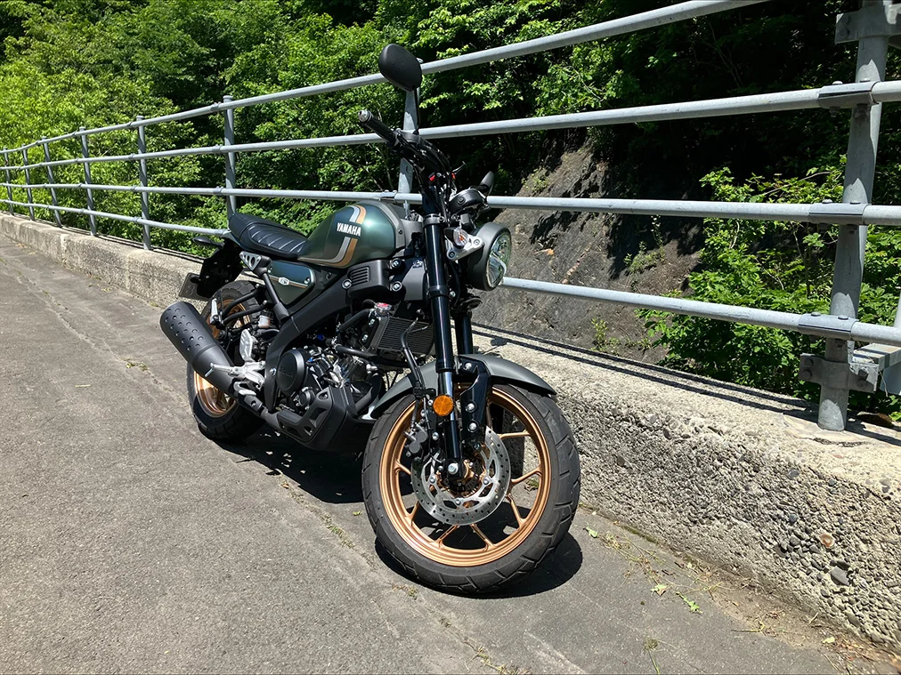 ワインディングロードに停車するXSR155