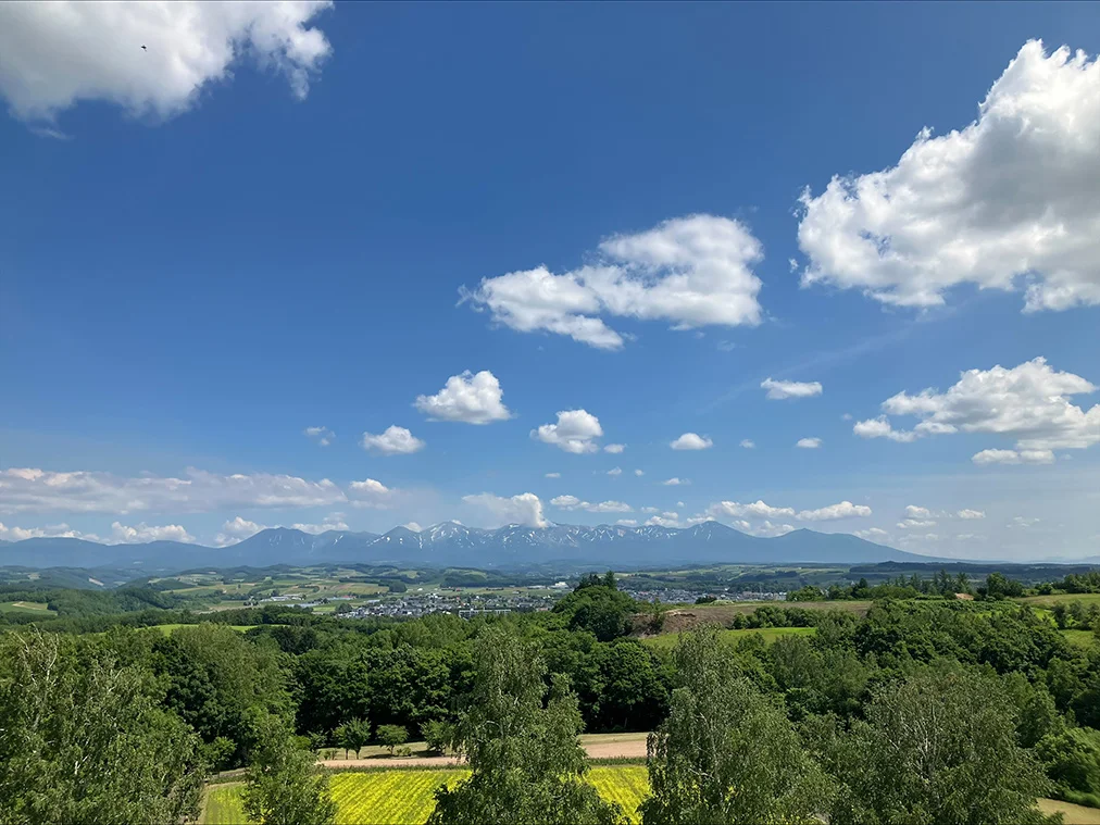 北西の丘展望公園からの十勝岳と美瑛の丘陵